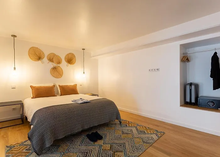 Apartamento Bairro Alto Bronze Of Art *